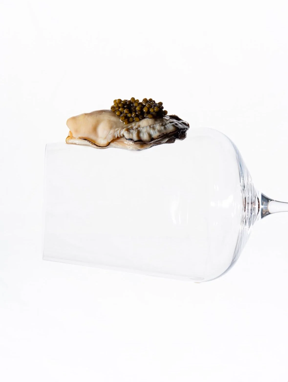 Ostra fresca coronada con caviar servida sobre una copa de cristal en Restaurant La Llotja, cocina mediterránea en España